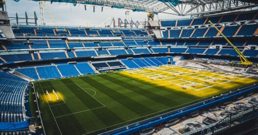 Estádio Santiago Bernabéu em obras, com o relvado a ser preparado para o jogo entre Atlético de Madrid e Real Madrid.