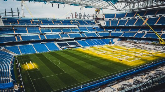 Estádio Santiago Bernabéu em obras, com o relvado a ser preparado para o jogo entre Atlético de Madrid e Real Madrid.