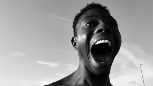 Homem negro a gritar com a boca aberta, com o céu ao fundo