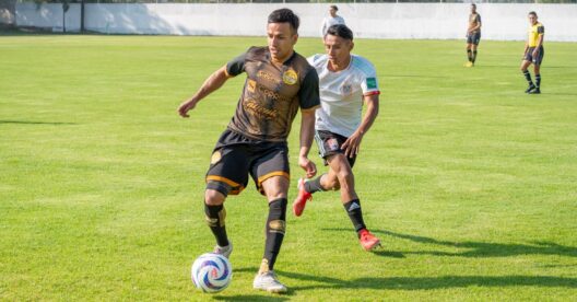 Jogadores de futebol em ação durante uma partida.