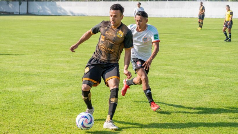 Jogadores de futebol em ação durante uma partida.