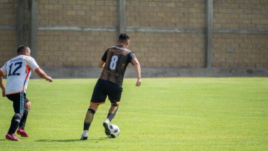 Dois jogadores de futebol competindo durante uma partida em um dia ensolarado em Texcoco, México.