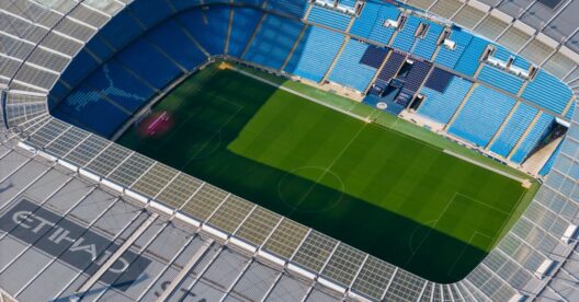 Impressionante foto aérea que captura a arquitetura moderna do Estádio Etihad em Manchester.