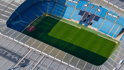 Impressionante foto aérea que captura a arquitetura moderna do Estádio Etihad em Manchester.