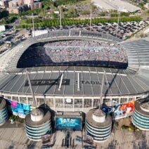 Vista aérea do Etihad Stadium, casa do Manchester City, durante um jogo da Premier League.