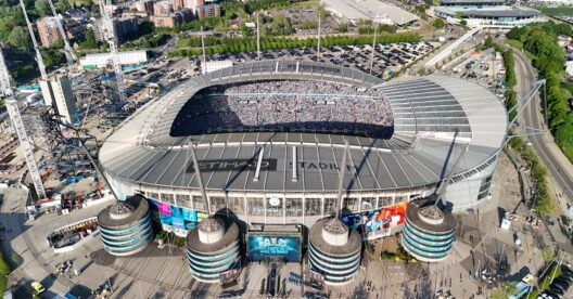 Vista aérea do Etihad Stadium, casa do Manchester City, durante um jogo da Premier League.
