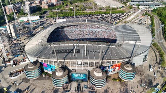 Vista aérea do Etihad Stadium, casa do Manchester City, durante um jogo da Premier League.