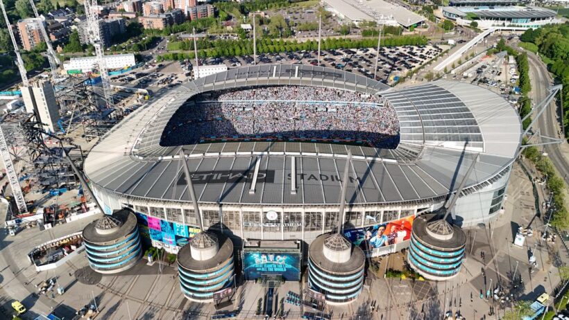 Vista aérea do Etihad Stadium, casa do Manchester City, durante um jogo da Premier League.