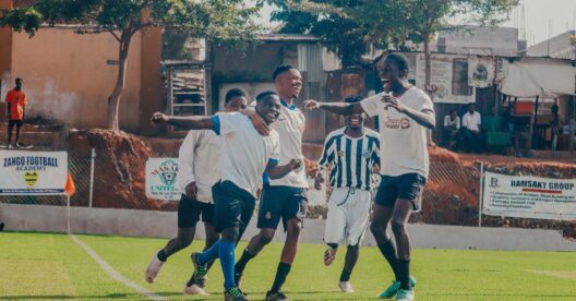 Jovens jogadores de futebol a celebrar num campo
