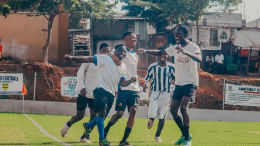Jovens jogadores de futebol a celebrar num campo