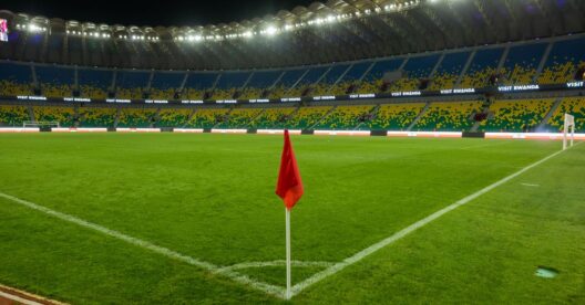 Explore o estádio iluminado de Kigali, exibindo a vibrante cultura esportiva de Ruanda, capturada à noite.