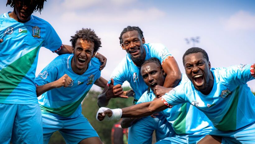 Jogadores de futebol africanos a celebrar um golo em campo.