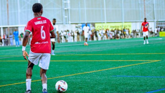 Foto de ação de um jogador de futebol durante uma partida em um dia claro e ensolarado.