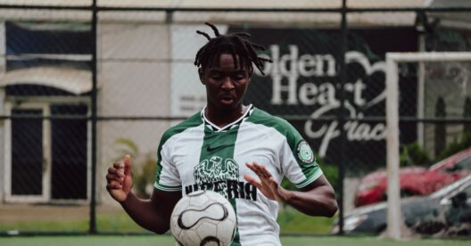 Jogador de futebol africano com uma bola