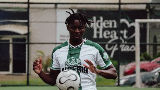 Jogador de futebol africano com uma bola