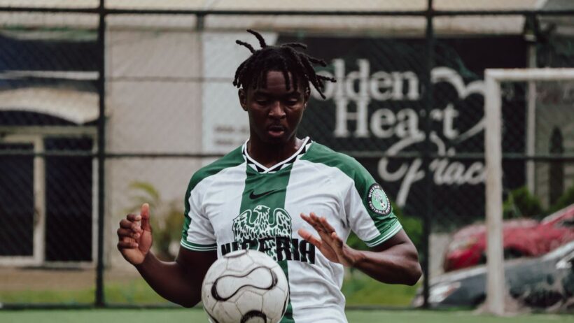 Jogador de futebol africano com uma bola