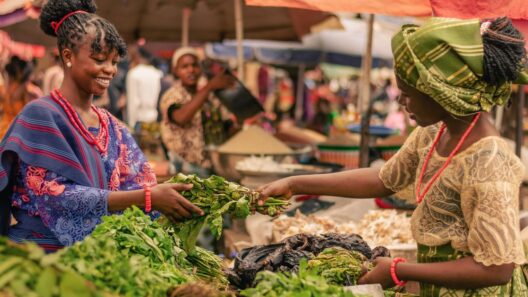 Duas mulheres a negociar produtos frescos num mercado africano.
