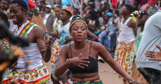 Pessoas a dançar e a celebrar numa festa em Angola
