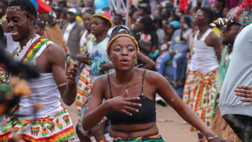 Pessoas a dançar e a celebrar numa festa em Angola