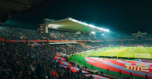 Estádio do Barcelona com adeptos a assistir a um jogo à noite