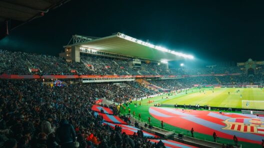 Estádio do Barcelona com adeptos a assistir a um jogo à noite
