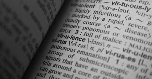 Página de um dicionário aberto com foco nas palavras 'virtuous' e 'virulence'.
